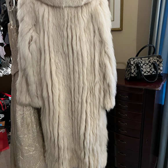 A fox fur coat only worn a handful of times. In excellent condition! Size 2/4 - Picture 8 of 8